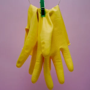 Gummihandschuhe an der Leine